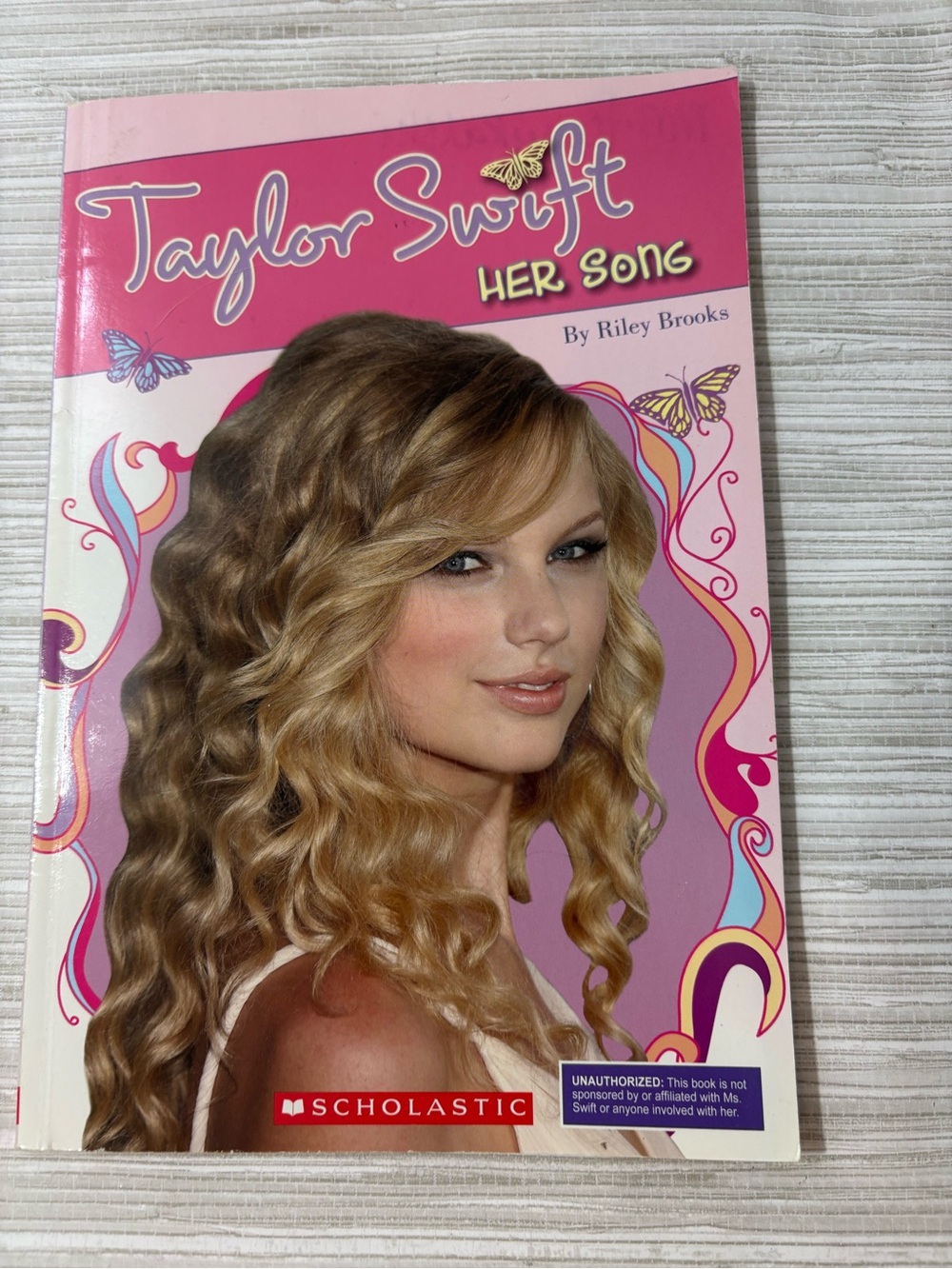 TAYLOR SWIFT her song book paperback GUC